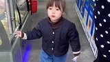 小女孩收到小男孩送的礼物，内心狂喜表面依然淡定