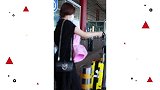 张雨绮机场偶遇张含韵亲密合影 透露还没在一个团里碰到过