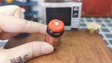 迷你厨房，油炸老干妈，把老干妈放进180度油锅，炸至金黄酥脆