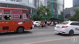 实拍泰国人过马路全过程，看看泰国交通发达吗