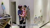 儿媳带婆婆买衣服，细心挑选好几套让婆婆试穿，婆婆笑的合不拢嘴