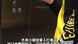 外卖小哥给客人打电话时双手一直在颤抖，原因竟是…