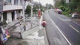 摩托车开100码逆行，直撞挂车，真是自找死路