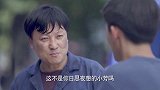小伙帮美女搬轮胎，没想到两人一对视上，难道这是爱情的魔力吗