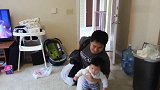 爸爸要去上班，宝宝爬着去送爸爸，爸爸关门那一刻宝宝哭的好伤心