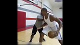 转身暴扣+再秀超远三分！31岁的小鲨鱼苦练欲回归NBA