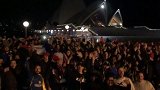 高卢雄鸡球迷遍天下 法球迷悉尼歌剧院前高唱马赛曲
