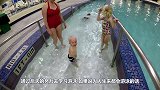 1岁小宝宝独自游过13米泳池，老妈都愣住了，这是天才？