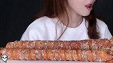 美食美女吃两个超大热狗，看着就很有食欲，我也来两根