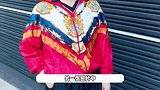 74岁刘晓庆晒五一出游照，身材苗条状态似少女，单手插兜气场强大