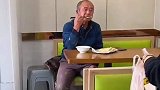 餐馆老板谎称馄饨多下了一碗“没人要”，免费送给工地大叔