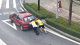 广东珠海：晚高峰这位外卖小哥冲进车流，交警还为他点赞！