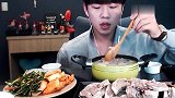韩国帅小哥吃烤肉，伴着米汤吃，还加了点泡菜做配菜
