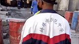 在国内一斤6毛收购的二手衣服，经过一轮又一轮的转运，在非洲露天市场完成脱变，一件可以卖上几十块不等非洲生活