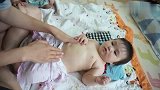 宝妈示范一个超简单的动作，帮助宝宝排气排便，一看就会