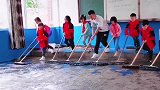 老师带领早来的学生把卫生打扫干净，新的学期大家充满期待！