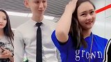 小伙提醒美女的拉链开了，谁知竟然被误会成这样，真是太搞笑了！