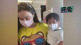 冉莹颖带三个儿子现身，小儿子被妈妈抱着眼神超萌，俩哥哥埋头赶路也很吸睛