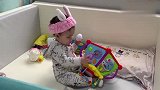 8个月的女儿自己乖乖的坐着玩玩具,这孩子真是太好带了！