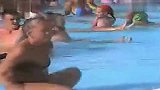 搞笑-20120413-泳池惊现海豹女狂跳扭臀舞