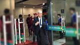 国足众将抵达现场 里指导看上去很心情不错