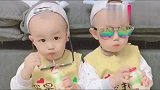 以为是宝宝照镜子呢，结果万万没想到竟然是双胞胎兄弟，厉害了