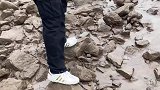 这一幕把人看呆，河干了直接能捡手机