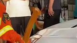 孩子反锁车内，消防员紧急破窗救援