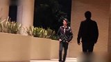 国外恶搞：街头突然被狙击手击倒，路人的表情亮了