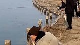 男子在湖边悠闲钓鱼，下一秒狼狈不堪