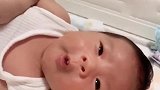 妈妈用手机给小宝宝拍视频，记录下美好瞬间，自己的娃就是可爱！