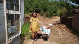美女房东收租，遇到单身租客表白，对话太搞笑了从开头笑到结尾