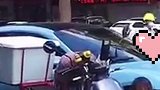 外卖小哥送餐时不慎刮蹭到保时捷，女车主下车查看后直接免赔：“没事 快走吧”