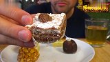 外国Eating小哥吃茶点，各种蛋糕嚼起来真爽呐