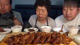 韩国三口之家的一顿饭，米饭鸡腿，改善伙食的一顿