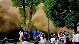 本地人看热闹，外地人看潮