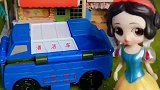 白雪和安娜公主被女巫追，安娜公主用魔法变了一辆小汽车
