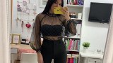 透明纱质波点上衣，领口及袖口珠花装饰很有女人味