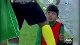 突尼斯联赛震惊一幕：球鞋被球童扔进看台 此人怒了背后袭击球童