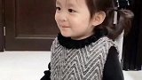 小女孩抱着空碗吃饭的样子真的好呆萌呀