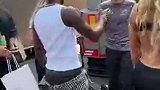 维尼修斯携女友观战F1
