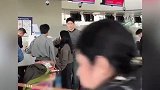 伊能静秦昊等人录节目被偶遇，夫妻俩当孙杨面秀恩爱，网友：不管孙杨死活？