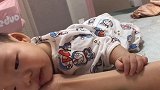 小宝宝大晚上不睡觉，却在床上玩得很开心，这体力真是好啊！
