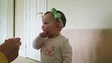 Emilia涂唇膏,与众不同的方法,把妈妈逗得哭笑不得