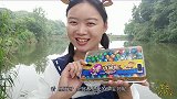 小姐姐吃趣味零食“小金库巧克力球”，彩纸裹溜圆，香醇柔滑甜