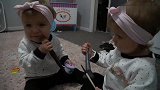 双胞胎宝宝第一次化妆，场面一度失控，让人爆笑！