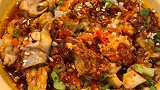 好吃的牛蛙来了，看小哥哥吃的好享受
