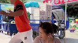 调皮老公整蛊妻子，不料却意外翻车，搬起石头砸自己的脚！