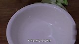 炒丝瓜时，直接下锅就错了，难怪丝瓜发黑没食欲，这才是正确做法
