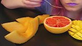 美女吃柚子、芒果、哈蜜瓜，看起来好美味